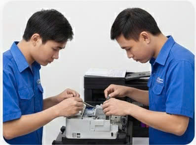 Hai kỹ thuật viên sửa máy in