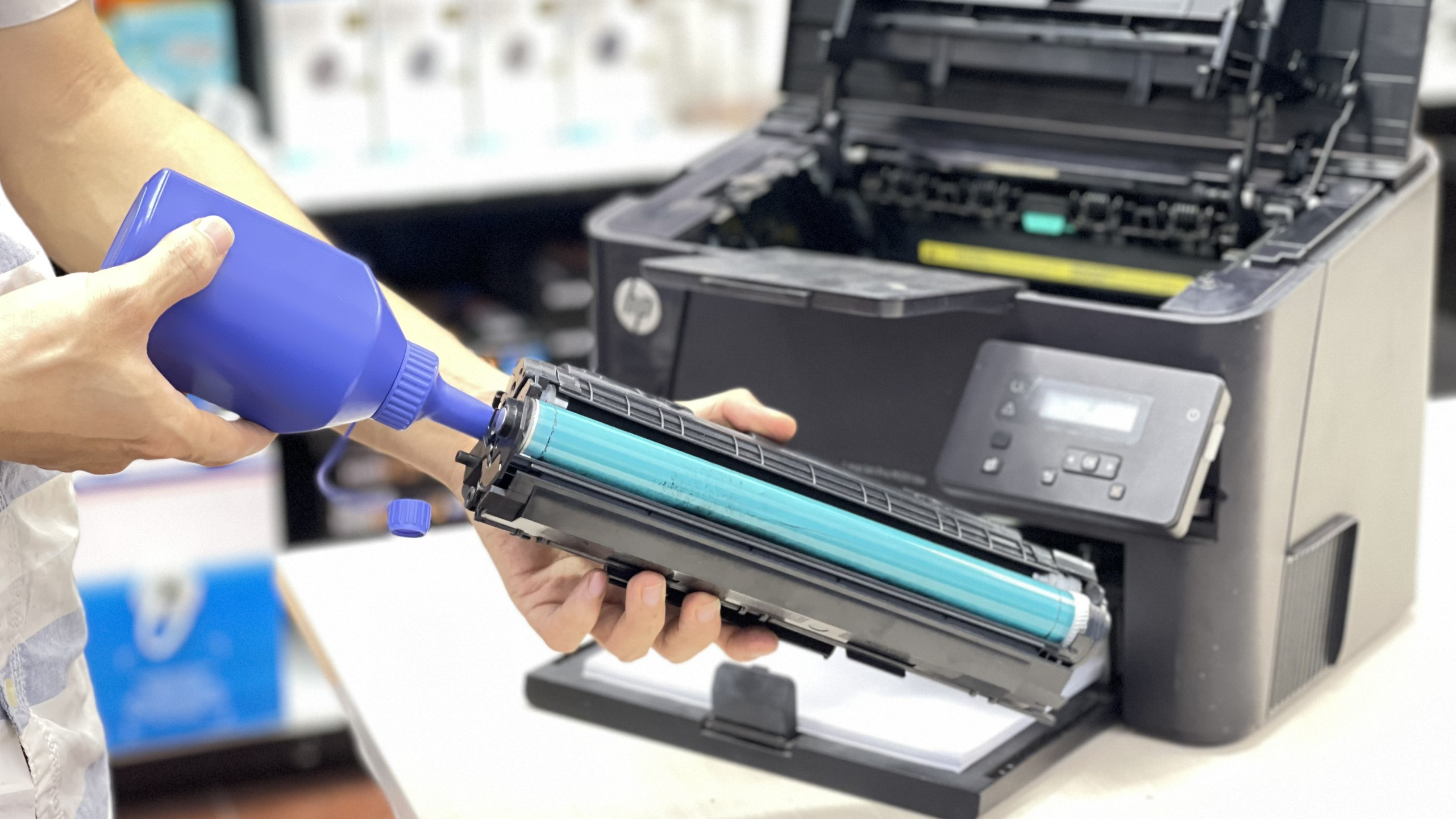 Kỹ thuật viên nạp mực máy in chuyên nghiệp